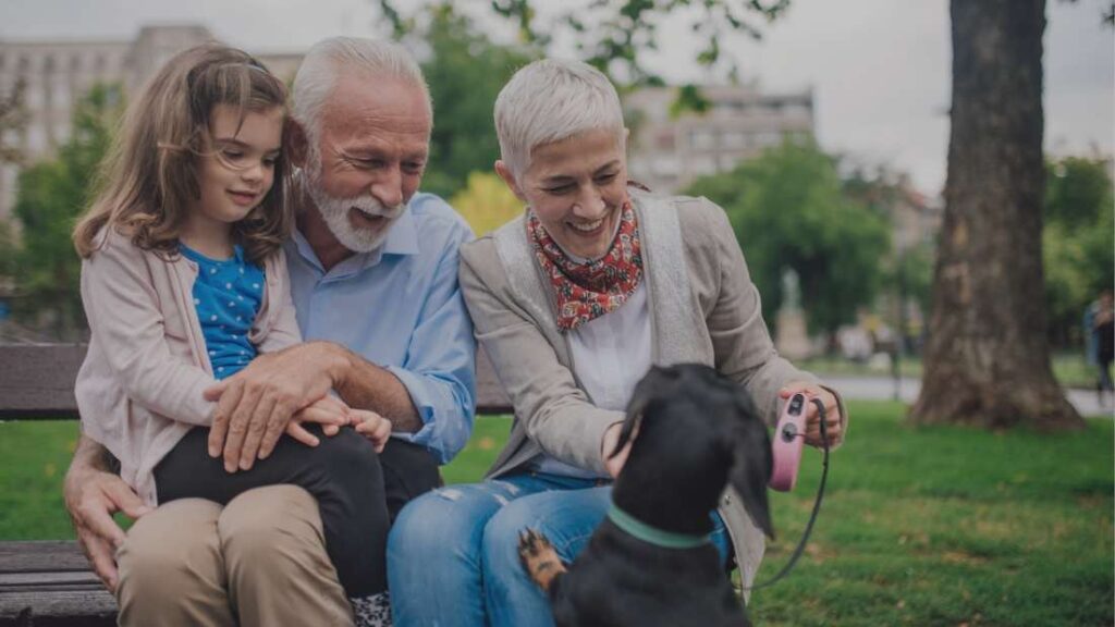 Guía para familias multigeneracionales cuando conviven niños, adultos mayores y un compañero sénior